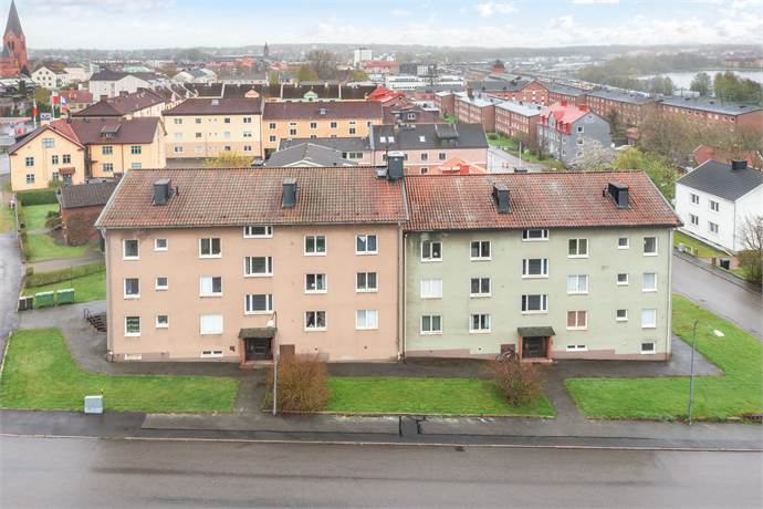Flygbild över fastigheten och centrala Nässjö